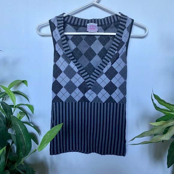 ✨2 FOR 20 ✨ - Grey Diamond Patterned Top - Picture 1 of 2